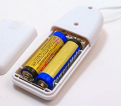 付属の単3電池x2をセット。