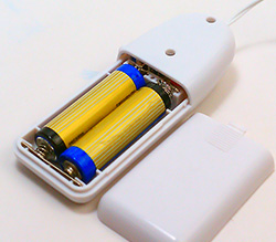 付属の単3電池x2をセット。