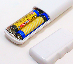 付属の単3電池x3をセット。