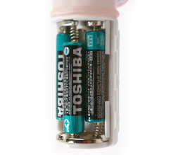 付属の単4電池x3をセット