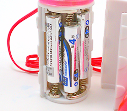 付属の単4電池x3をセット。