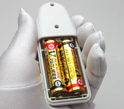 リモコン裏側に単3電池2本使用。