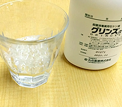 無色～淡黄色の透明な液でわずかに独特の香りがあります。