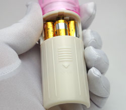 操作部の裏側に単4電池3本使用。
