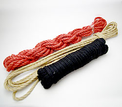 上からジュート麻縄・なめし麻縄・高級ロープ。