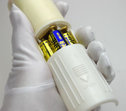 操作部裏側に単3電池3本使用。（付属）