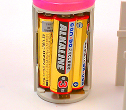 付属の単3電池x3をセット。