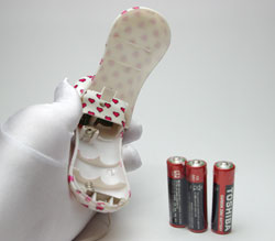 操作部の裏側に単3電池3本使用。(付属)
