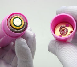 底面(操作部)を引くとバッテリーボックス。<br>単3電池2本使用。(付属)