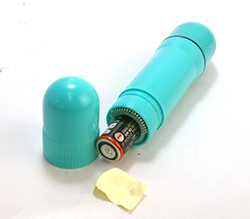 付属の単3ｘ1をセットします。