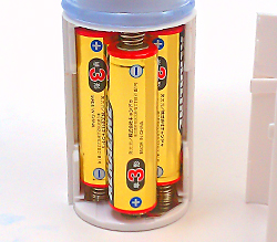 付属の単3電池x3をセット。