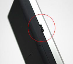 本体の横側に電源スイッチがあります。<br>下がＯＦＦ・真ん中がＯＮ・上がホールド。