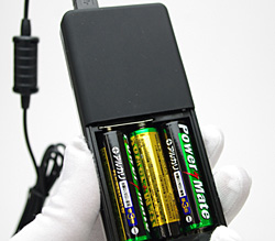 操作部裏にバッテリーボックス。<br>ハイパワーの為、電池交換はお早めに。