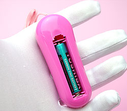 裏蓋を外し単4電池（付属）をセット