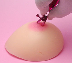 洗濯バサミのように開いて乳首を挟み<br>敏感な乳首を責め立ててくれます