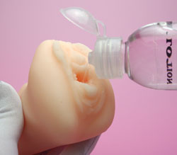 ローションを塗って挿入してみたいと思います。