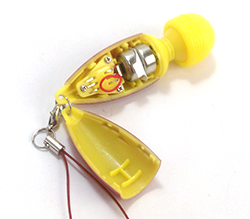 付属のボタン電池LR44x2個をセットします。