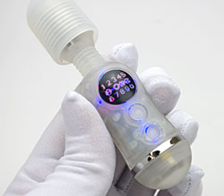 片手に収まるハンディサイズ。<br>10段階の振動モード。