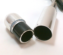 本体を捻って単5×2本をセット。