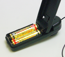 操作部の裏側に単3電池2本使用。