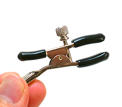 つまみを使ってお好みの挟み具合に調節可能です！