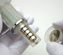 操作部の底面にバッテリーボックス。<br>ボタン電池6個使用(付属)。