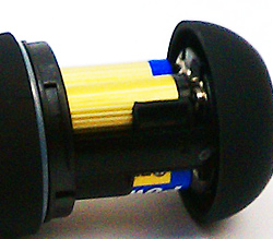 付属の単3ｘ4をセットします。