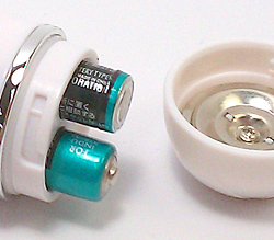 付属の単4電池x2をセット