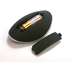 リモコンには付属の23A12V乾電池×1本をセットします。