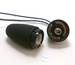 本体のローターには付属のボタン電池LR44x3個をセットします。