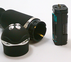 付属の単4電池x4をセット。