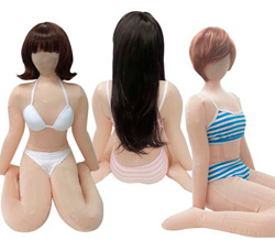 下着やウィッグをつけると本物の女性に大変身！