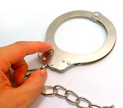 安全装置は丸の金具を下に下げれば外れます。今までと違うタイプですね！