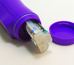 コンパクトな単4電池ｘ3本使用。