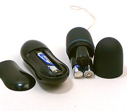 イメージ商品のカラーはブラックです。付属の単4電池x3をセット。