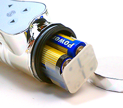 付属の単3電池x4をセット。