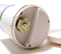 付属の単4ｘ3をセットします。