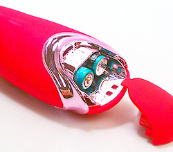 付属の単4ｘ2をセットします。