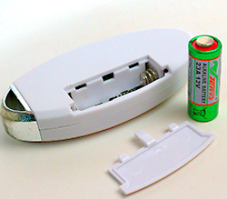 リモコン側は付属の23A12Vをセットします。