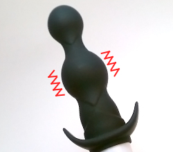 真ん中のコブが振動しバイブ全体を振動させます。