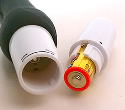 付属の単3ｘ1をセットします。