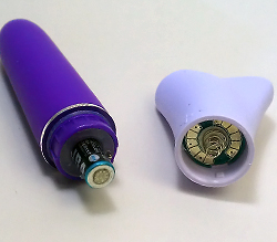 別売りの単4ｘ1をセットします。