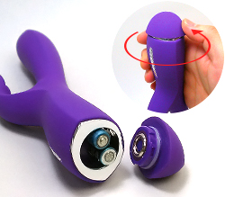 別売りの単4ｘ2をセットします。蓋は回す事で取り外せます。