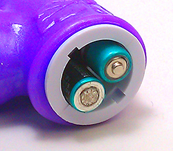 付属の単4ｘ2をセットします。