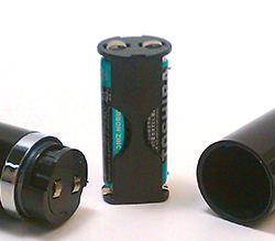 付属の単4ｘ2をセットします。