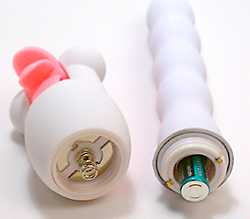 付属の単4電池x2をセット。