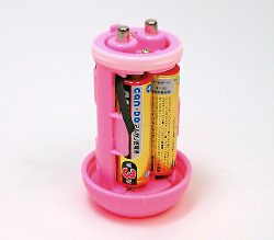 別売りの単3ｘ4をセットします。