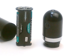 別売りの単4ｘ2をセットします。