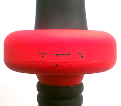 イメージ商品のカラーはブラックです。<br>中央部に電池ボックスがあります。回すと、パカッと外れます。