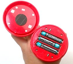 別売りの単4ｘ3をセットします。